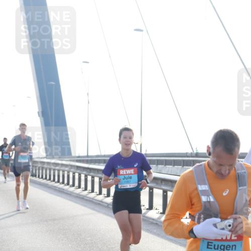 03.10.2026 - Köhlbrandbrückenlauf Tim E. http://msf.ph/oto/10607522 03.10.2026 09:20:20 Position 1 1357, 2356 meine-sportfotos.de
