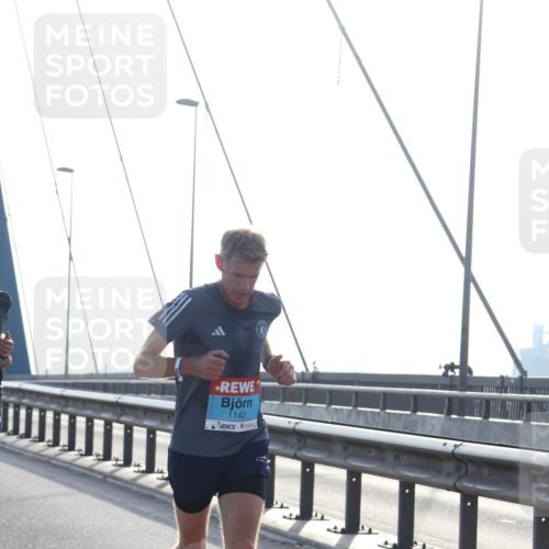 03.10.2026 - Köhlbrandbrückenlauf Tim E. http://msf.ph/oto/10607562 03.10.2026 09:20:24 Position 1 1142 meine-sportfotos.de