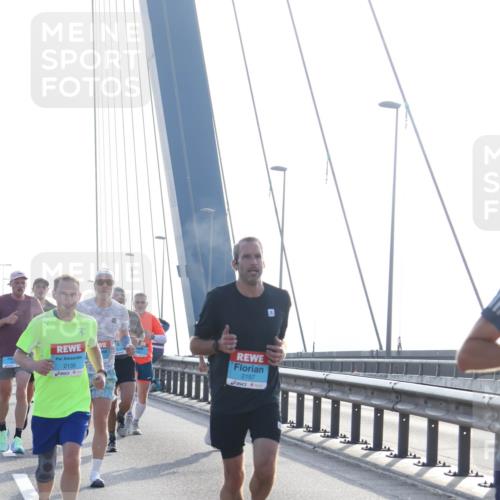 03.10.2026 - Köhlbrandbrückenlauf Tim E. http://msf.ph/oto/10607570 03.10.2026 09:20:25 Position 1 2135, 2197 meine-sportfotos.de