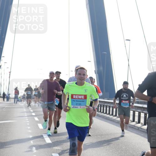 03.10.2026 - Köhlbrandbrückenlauf Tim E. http://msf.ph/oto/10607590 03.10.2026 09:20:26 Position 1 2135 meine-sportfotos.de