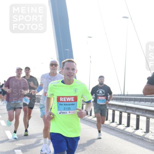03.10.2026 - Köhlbrandbrückenlauf Tim E. http://msf.ph/oto/10607600 03.10.2026 09:20:27 Position 1 2135 meine-sportfotos.de