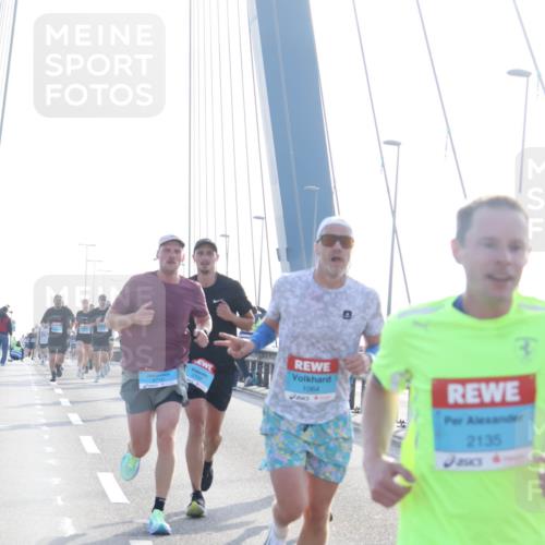 03.10.2026 - Köhlbrandbrückenlauf Tim E. http://msf.ph/oto/10607612 03.10.2026 09:20:27 Position 1 3708, 1064, 49, 2135 meine-sportfotos.de