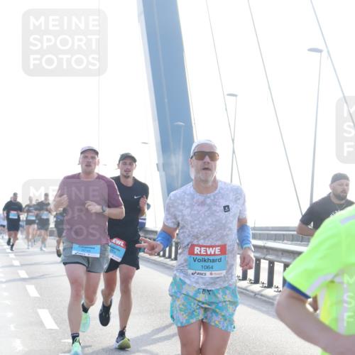 03.10.2026 - Köhlbrandbrückenlauf Tim E. http://msf.ph/oto/10607621 03.10.2026 09:20:28 Position 1 3710, 1708, 1064 meine-sportfotos.de