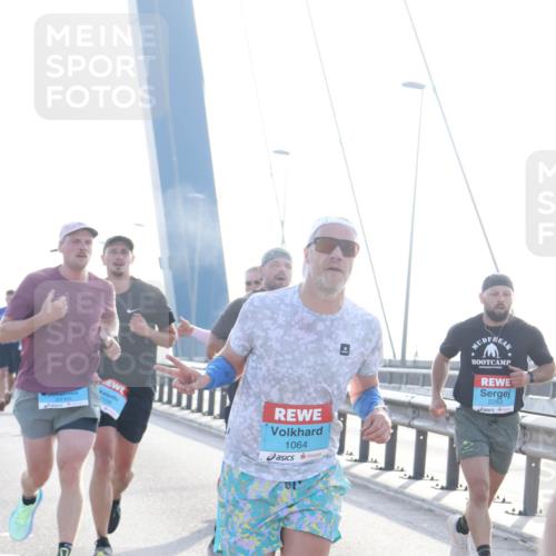03.10.2026 - Köhlbrandbrückenlauf Tim E. http://msf.ph/oto/10607624 03.10.2026 09:20:28 Position 1 3710, 3708, 1064, 2283 meine-sportfotos.de