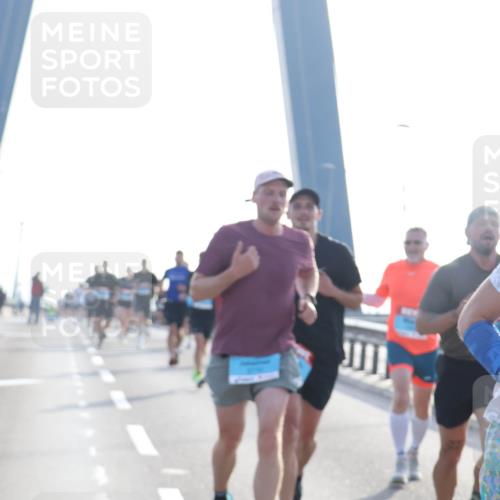 03.10.2026 - Köhlbrandbrückenlauf Tim E. http://msf.ph/oto/10607636 03.10.2026 09:20:29 Position 1  meine-sportfotos.de