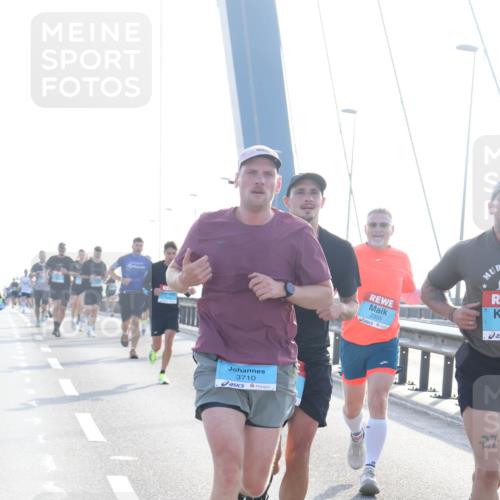 03.10.2026 - Köhlbrandbrückenlauf Tim E. http://msf.ph/oto/10607642 03.10.2026 09:20:29 Position 1 3710, 2355, 27 meine-sportfotos.de