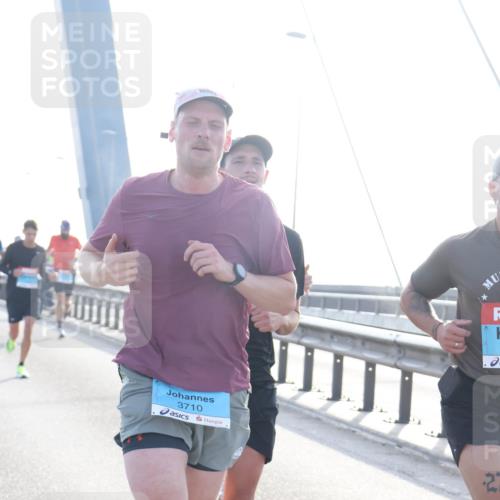 03.10.2026 - Köhlbrandbrückenlauf Tim E. http://msf.ph/oto/10607650 03.10.2026 09:20:30 Position 1 3710, 27 meine-sportfotos.de