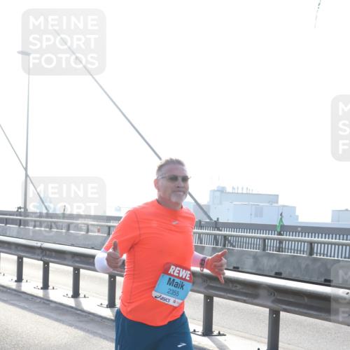 03.10.2026 - Köhlbrandbrückenlauf Tim E. http://msf.ph/oto/10607664 03.10.2026 09:20:32 Position 1 2355 meine-sportfotos.de