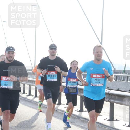 03.10.2026 - Köhlbrandbrückenlauf Tim E. http://msf.ph/oto/10607722 03.10.2026 09:20:38 Position 1 3864, 2656, 2278, 1259 meine-sportfotos.de