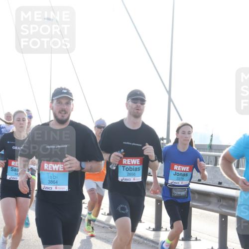 03.10.2026 - Köhlbrandbrückenlauf Tim E. http://msf.ph/oto/10607731 03.10.2026 09:20:39 Position 1 14, 3864, 2656, 2278 meine-sportfotos.de