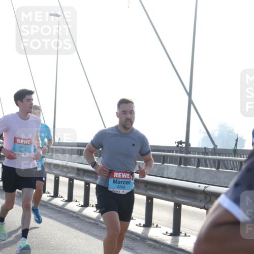 03.10.2026 - Köhlbrandbrückenlauf Tim E. http://msf.ph/oto/10607765 03.10.2026 09:20:43 Position 1 3803, 2206 meine-sportfotos.de