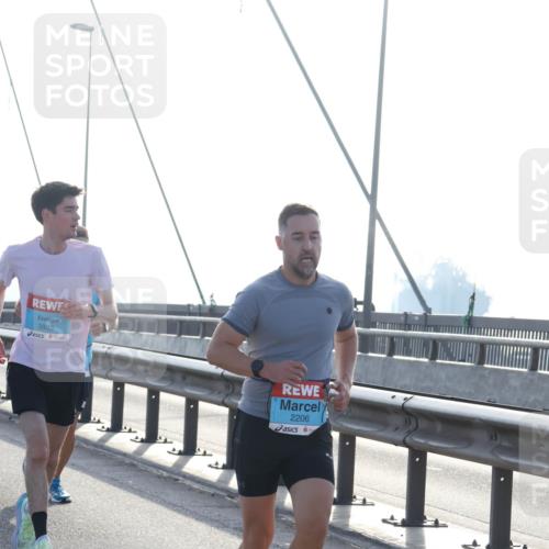 03.10.2026 - Köhlbrandbrückenlauf Tim E. http://msf.ph/oto/10607767 03.10.2026 09:20:43 Position 1 3803, 2206 meine-sportfotos.de