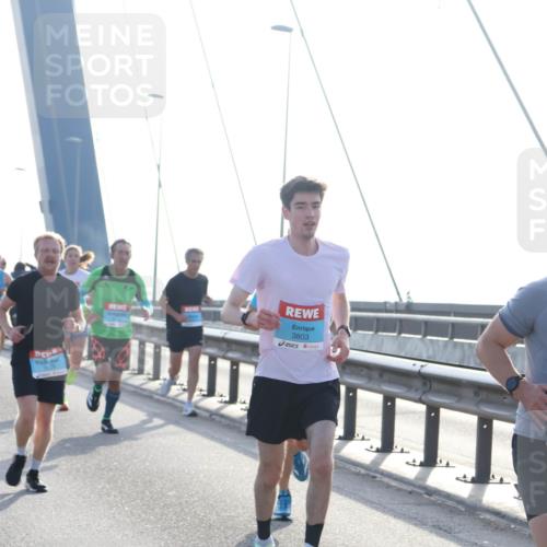 03.10.2026 - Köhlbrandbrückenlauf Tim E. http://msf.ph/oto/10607774 03.10.2026 09:20:43 Position 1 3803 meine-sportfotos.de