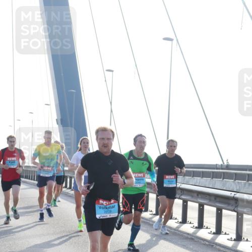 03.10.2026 - Köhlbrandbrückenlauf Tim E. http://msf.ph/oto/10607793 03.10.2026 09:20:45 Position 1 2208, 2046, 3791 meine-sportfotos.de