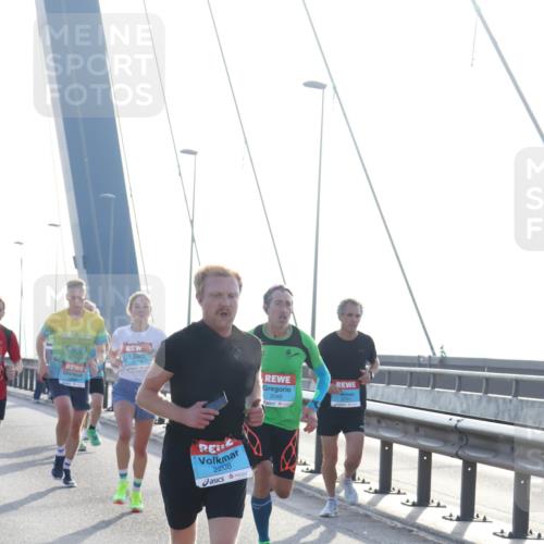 03.10.2026 - Köhlbrandbrückenlauf Tim E. http://msf.ph/oto/10607796 03.10.2026 09:20:45 Position 1 2218, 2046, 2208 meine-sportfotos.de