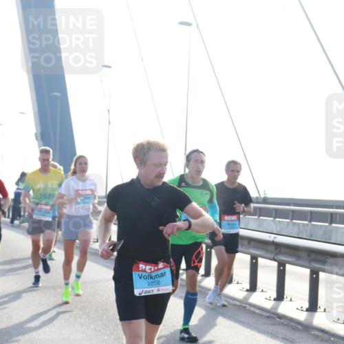 03.10.2026 - Köhlbrandbrückenlauf Tim E. http://msf.ph/oto/10607801 03.10.2026 09:20:46 Position 1 2208 meine-sportfotos.de