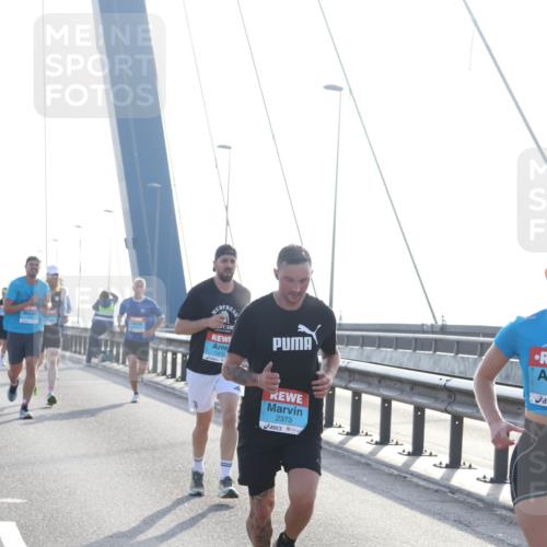 03.10.2026 - Köhlbrandbrückenlauf Tim E. http://msf.ph/oto/10607948 03.10.2026 09:21:00 Position 1 1412, 2373 meine-sportfotos.de