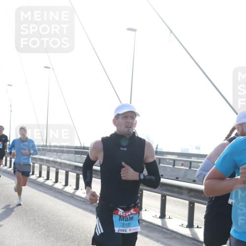 03.10.2026 - Köhlbrandbrückenlauf Tim E. http://msf.ph/oto/10608014 03.10.2026 09:21:07 Position 1 2126 meine-sportfotos.de