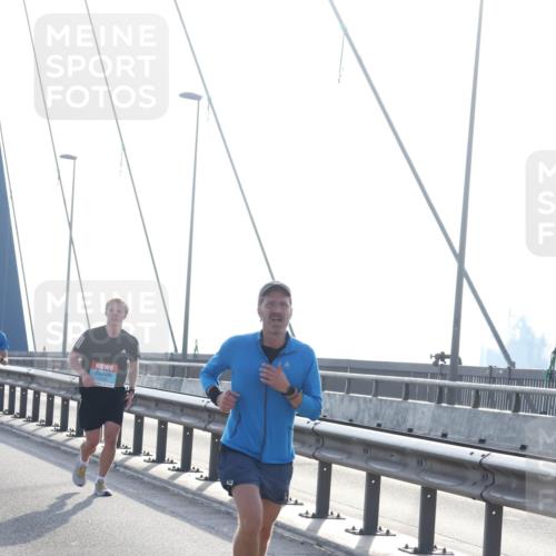 03.10.2026 - Köhlbrandbrückenlauf Tim E. http://msf.ph/oto/10608023 03.10.2026 09:21:08 Position 1  meine-sportfotos.de