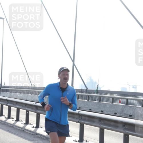 03.10.2026 - Köhlbrandbrückenlauf Tim E. http://msf.ph/oto/10608037 03.10.2026 09:21:09 Position 1  meine-sportfotos.de