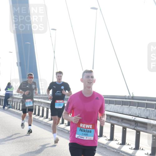 03.10.2026 - Köhlbrandbrückenlauf Tim E. http://msf.ph/oto/10608076 03.10.2026 09:21:13 Position 1 1466 meine-sportfotos.de