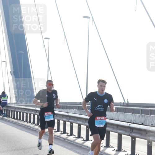 03.10.2026 - Köhlbrandbrückenlauf Tim E. http://msf.ph/oto/10608092 03.10.2026 09:21:14 Position 1 2309, 3769 meine-sportfotos.de