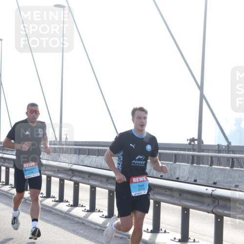 03.10.2026 - Köhlbrandbrückenlauf Tim E. http://msf.ph/oto/10608101 03.10.2026 09:21:15 Position 1 2309, 3769 meine-sportfotos.de