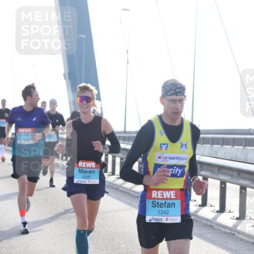 03.10.2026 - Köhlbrandbrückenlauf Tim E. http://msf.ph/oto/10608133 03.10.2026 09:21:18 Position 1 2246, 1342 meine-sportfotos.de