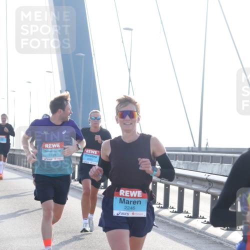 03.10.2026 - Köhlbrandbrückenlauf Tim E. http://msf.ph/oto/10608143 03.10.2026 09:21:18 Position 1 1129, 2235, 2246 meine-sportfotos.de