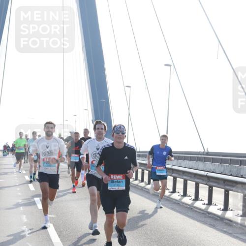 03.10.2026 - Köhlbrandbrückenlauf Tim E. http://msf.ph/oto/10608220 03.10.2026 09:21:23 Position 1 2133 meine-sportfotos.de