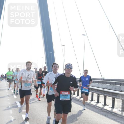 03.10.2026 - Köhlbrandbrückenlauf Tim E. http://msf.ph/oto/10608230 03.10.2026 09:21:23 Position 1 2133 meine-sportfotos.de
