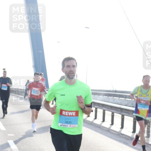 03.10.2026 - Köhlbrandbrückenlauf Tim E. http://msf.ph/oto/10608345 03.10.2026 09:21:31 Position 1 3830 meine-sportfotos.de