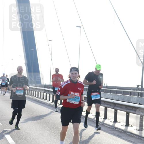 03.10.2026 - Köhlbrandbrückenlauf Tim E. http://msf.ph/oto/10608358 03.10.2026 09:21:33 Position 1 1973, 1553 meine-sportfotos.de