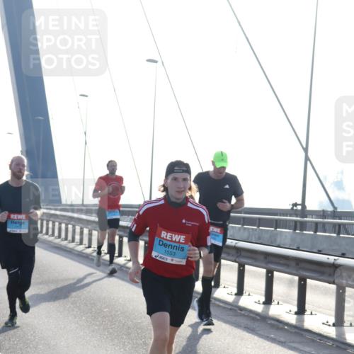 03.10.2026 - Köhlbrandbrückenlauf Tim E. http://msf.ph/oto/10608365 03.10.2026 09:21:33 Position 1 1973, 1553 meine-sportfotos.de