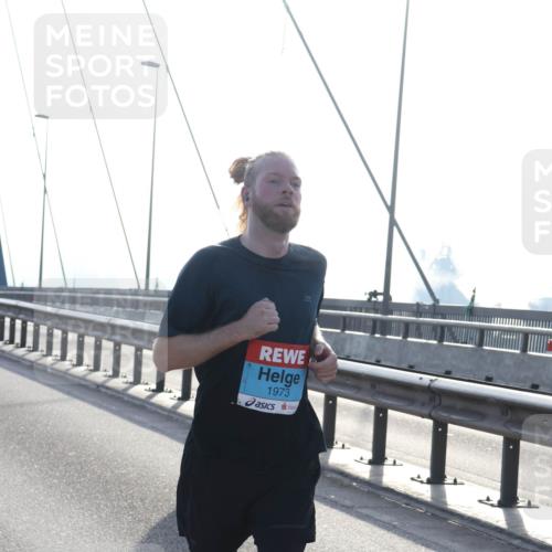 03.10.2026 - Köhlbrandbrückenlauf Tim E. http://msf.ph/oto/10608408 03.10.2026 09:21:36 Position 1 1973 meine-sportfotos.de