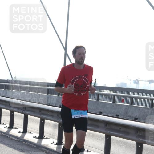 03.10.2026 - Köhlbrandbrückenlauf Tim E. http://msf.ph/oto/10608416 03.10.2026 09:21:37 Position 1 2198 meine-sportfotos.de