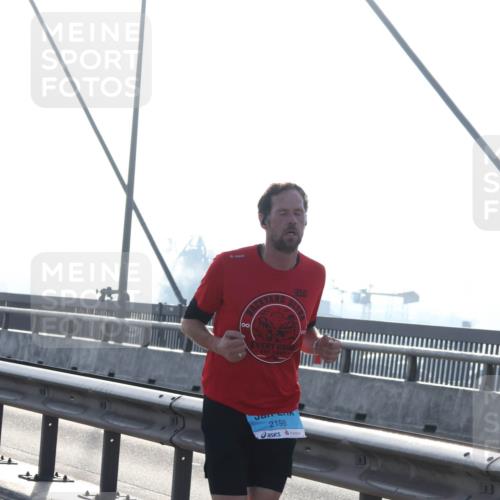 03.10.2026 - Köhlbrandbrückenlauf Tim E. http://msf.ph/oto/10608424 03.10.2026 09:21:37 Position 1 2198 meine-sportfotos.de