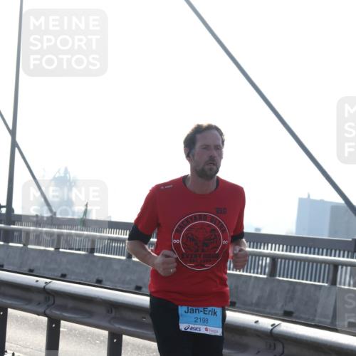 03.10.2026 - Köhlbrandbrückenlauf Tim E. http://msf.ph/oto/10608427 03.10.2026 09:21:38 Position 1 2198 meine-sportfotos.de