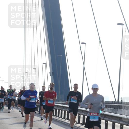 03.10.2026 - Köhlbrandbrückenlauf Tim E. http://msf.ph/oto/10608449 03.10.2026 09:21:40 Position 1 3771 meine-sportfotos.de