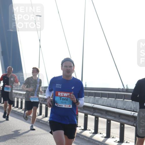 03.10.2026 - Köhlbrandbrückenlauf Tim E. http://msf.ph/oto/10608529 03.10.2026 09:21:44 Position 1 1515, 42, 19, 26, 4 meine-sportfotos.de
