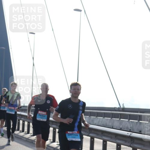 03.10.2026 - Köhlbrandbrückenlauf Tim E. http://msf.ph/oto/10608548 03.10.2026 09:21:47 Position 1 1264 meine-sportfotos.de