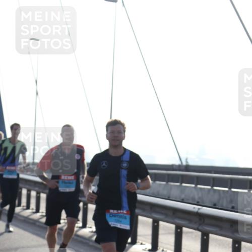 03.10.2026 - Köhlbrandbrückenlauf Tim E. http://msf.ph/oto/10608555 03.10.2026 09:21:48 Position 1 1264 meine-sportfotos.de