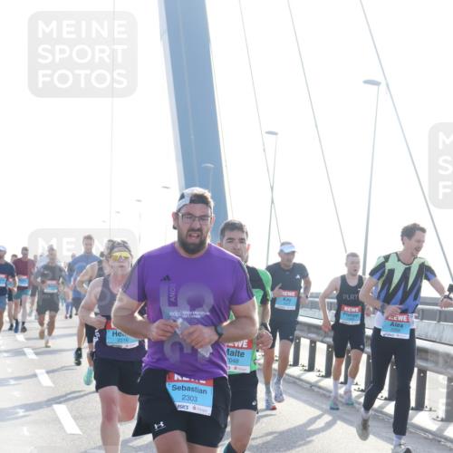 03.10.2026 - Köhlbrandbrückenlauf Tim E. http://msf.ph/oto/10608591 03.10.2026 09:21:50 Position 1 2216, 2303, 2048, 2352 meine-sportfotos.de