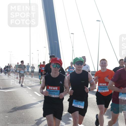 03.10.2026 - Köhlbrandbrückenlauf Tim E. http://msf.ph/oto/10608675 03.10.2026 09:21:59 Position 1 1114, 1115, 1228, 121 meine-sportfotos.de