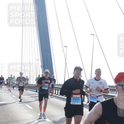 03.10.2026 - Köhlbrandbrückenlauf Tim E. http://msf.ph/oto/10608689 03.10.2026 09:22:00 Position 1 2110, 2203, 1114 meine-sportfotos.de