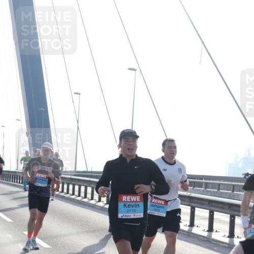 03.10.2026 - Köhlbrandbrückenlauf Tim E. http://msf.ph/oto/10608697 03.10.2026 09:22:00 Position 1 1777, 2110, 2203 meine-sportfotos.de