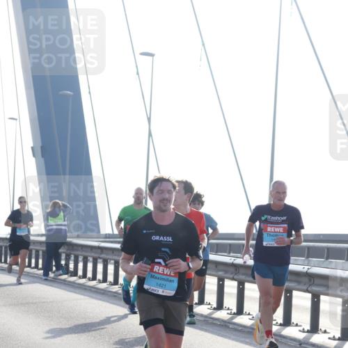 03.10.2026 - Köhlbrandbrückenlauf Tim E. http://msf.ph/oto/10608750 03.10.2026 09:22:04 Position 1 1421 meine-sportfotos.de