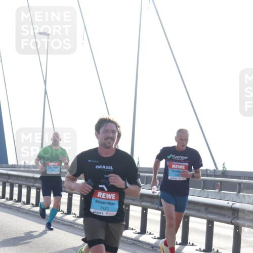 03.10.2026 - Köhlbrandbrückenlauf Tim E. http://msf.ph/oto/10608765 03.10.2026 09:22:04 Position 1 1427, 1421 meine-sportfotos.de