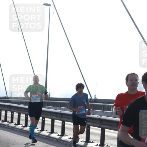 03.10.2026 - Köhlbrandbrückenlauf Tim E. http://msf.ph/oto/10608773 03.10.2026 09:22:06 Position 1  meine-sportfotos.de