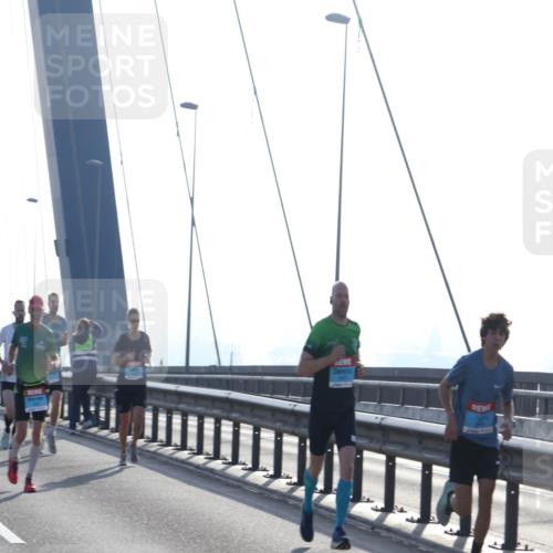 03.10.2026 - Köhlbrandbrückenlauf Tim E. http://msf.ph/oto/10608782 03.10.2026 09:22:06 Position 1  meine-sportfotos.de